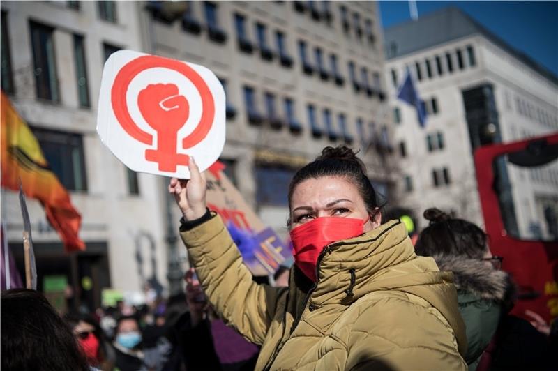 Für Frauenrechte und Frieden auf der Welt gehen Frauen am 8. März auf die Straße – auch im Landkreis Stade. Foto: imago images/Bildgehege