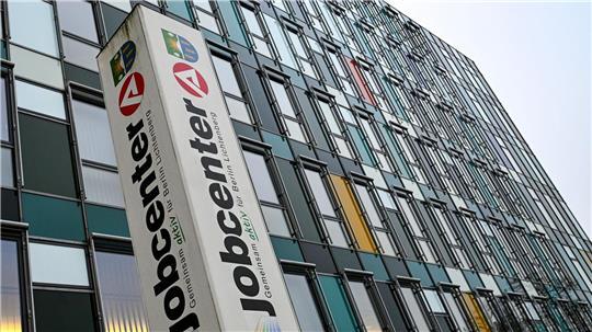 Für Geflüchtete aus der Ukraine, die nach dem 1. April 2025 eingereist sind, soll es künftig statt Grundsicherung zunächst die geringeren Leistungen geben, die auch Asylbewerber erhalten. (Symbolbild) 