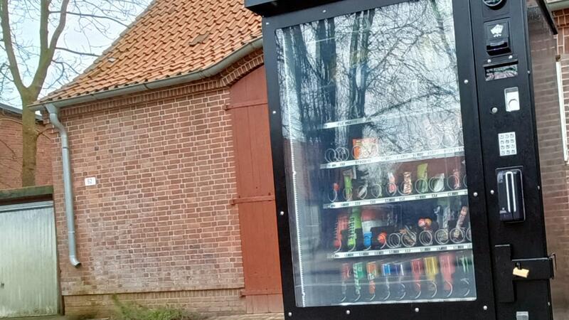 Für Grundschüler sind Produkte wie Softdrinks und Süßes in dem Automaten verlockend, aber Gesundes sieht anders aus.
