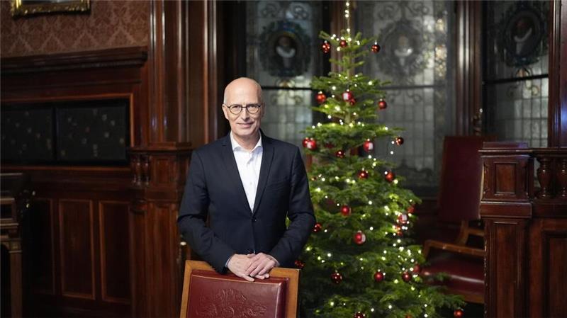 Tschentscher: Wunsch nach Frieden vereint Menschen weltweit Für Hamburgs Bürgermeister Peter Tschentscher ist weihnachtliche Friedensbotschaft nicht nur eine Hoffnung. Sie sei auch eine Erwartung und Aufforderung an alle, eine Lösung für die Kriege zu finden, sagte der SPD-Politiker in seiner Weihnachtsansprache.