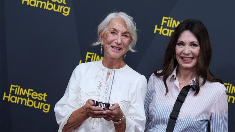 Helen Mirren begeistert Hamburg - und bekommt Filmpreis Für Iris Berben ist Helen Mirren eine charismatische, wandlungsfähige, kluge, bescheidene und mit so viel Witz und Humor ausgestattete Schauspielerin.
