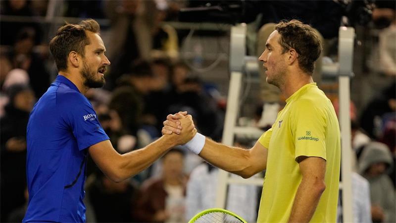 Tennisstar Zverev in Peking nun gegen Djokovic Für Jan-Lennard Struff (r) ist in Peking Schluss.
