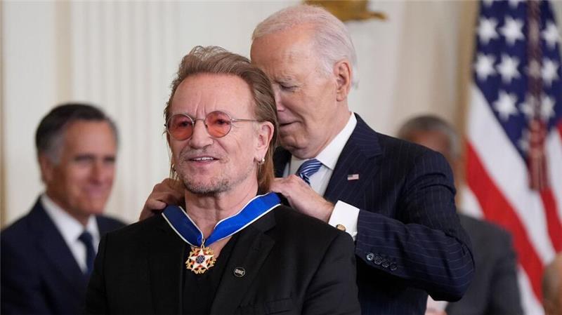 Für Joe Biden ist es das letzte Mal, dass er die prestigeträchtigen Medaillen verleiht - wie hier an Musiker Bono. 
