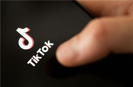 Für Jugendliche ist die Video-Plattform TikTok eine Hauptinformationsquelle. Foto: dpa