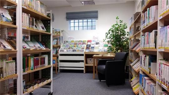 Für Kinder, Jugendliche und Erwachsene hält die Bücherei Fredenbeck 6500 Medien bereit.