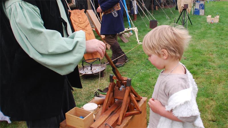 Blidenfest in Beckdorf: Wo das Mittelalter wieder lebendig wird Für Kinder gibt es reichlich Abwechslung wie hier beim Weitwurf mit einer Mini-Blide.