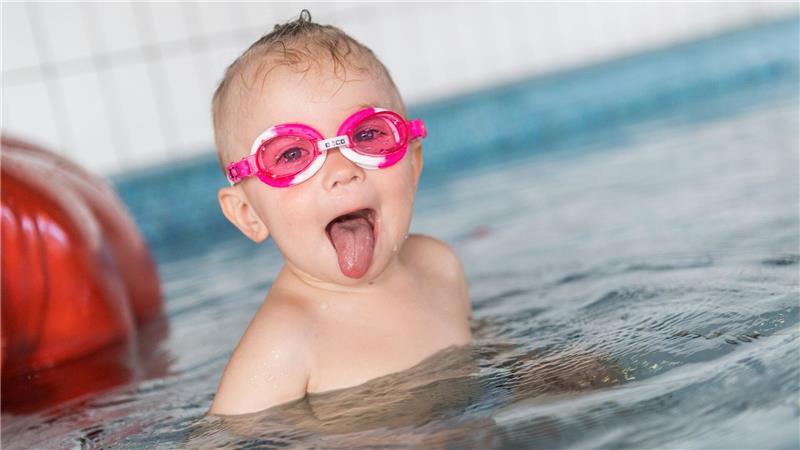 Für Kinder ist Wasser eine gute Möglichkeit, um sich abzukühlen.