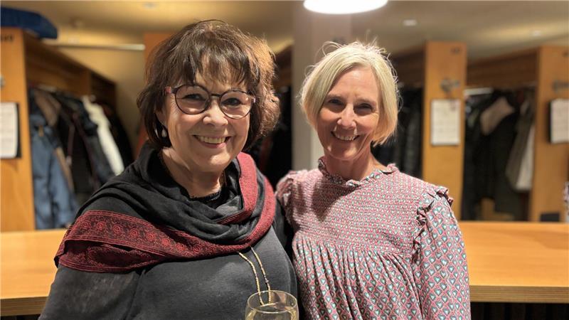 Für Klassik-Fan Angelika Deden (links) aus Ottendorf bei Ahlerstedt war Salut Salon eine ganz neue Erfahrung. Claudia Müller aus Hamburg kannte die Gruppe schon. Beide waren restlos begeistert.