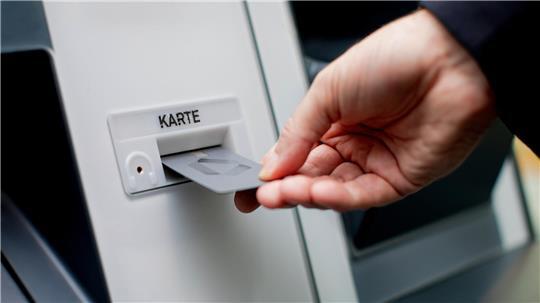 Für Kleinstkredite gelten ab dem 1. November 2025 neue Regeln (Symbolbild).