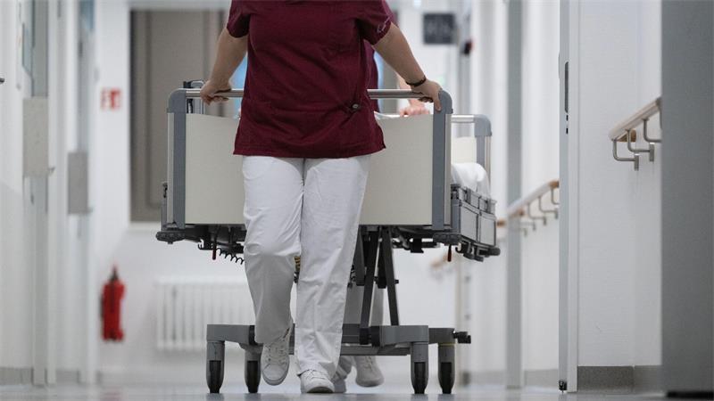 Für Krankenhäuser gibt es einen Musterhitzeschutzplan des Bundesministeriums für Gesundheit.