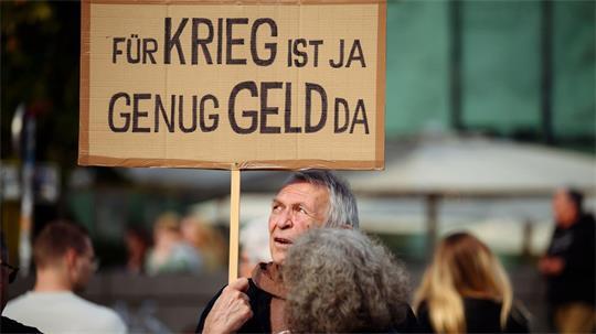 „Für Krieg ist ja genug Geld da“ ist auf einem Schild zu lesen.