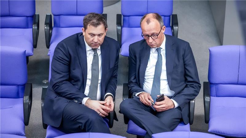 Schuldenpaket beschlossen – wie es nun weitergeht Für Lars Klingbeil (links) und Friedrich Merz (rechts) gibt es noch vieles zu verhandeln. (Archivbild)