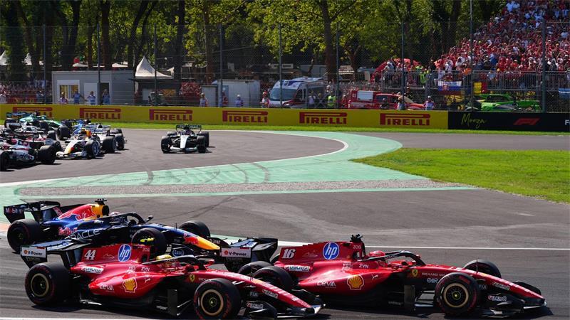 Irre Aufholjagd: Kimi Antonelli verzaubert Monza Für Lewis Hamilton (l) und Charles Leclerc lief das Ferrari-Heimspiel bitter.