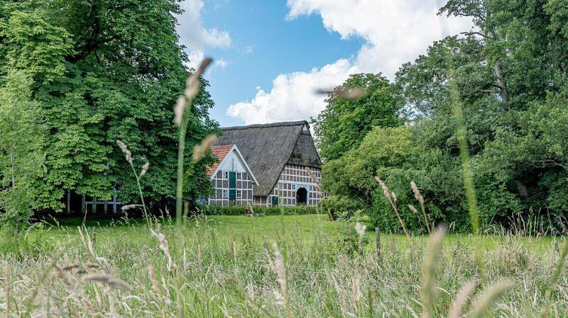 Lilo Wanders' Reetdachhaus von außen.
