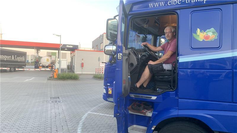 Autohof in Rade: Wo die beiden „Verrückten“ hinterm Tresen stehen Für Lkw-Fahrer Alexander Mieling beginnt um 5 Uhr ein langer Tag. Heute wird er abends nicht nach Hause kommen.