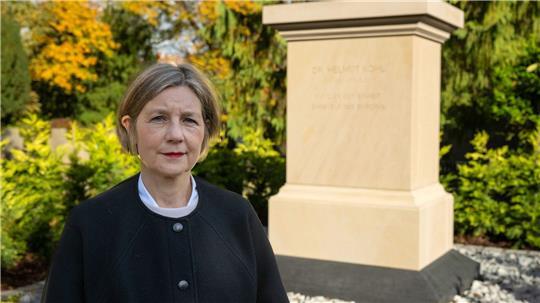 Ein Denkmal im Park: Gestaltung von Helmut-Kohl-Grab beendet Für Maike Kohl-Richter „war immer klar, dass das Grab letztlich Denkmalcharakter haben muss“.