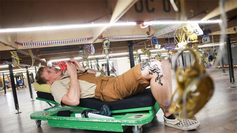 5 Köpfe hinter dem Hamburger Miniatur Wunderland Für Marvin Eccarius gibt es viel Arbeit unter den Anlagen. Denn er ist zuständig für alles, das leuchtet und sich dreht.