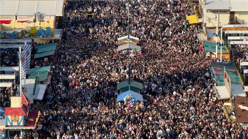 Für Menschen mit Platzangst kein Wohlfühlort: Das Münchner Oktoberfest.