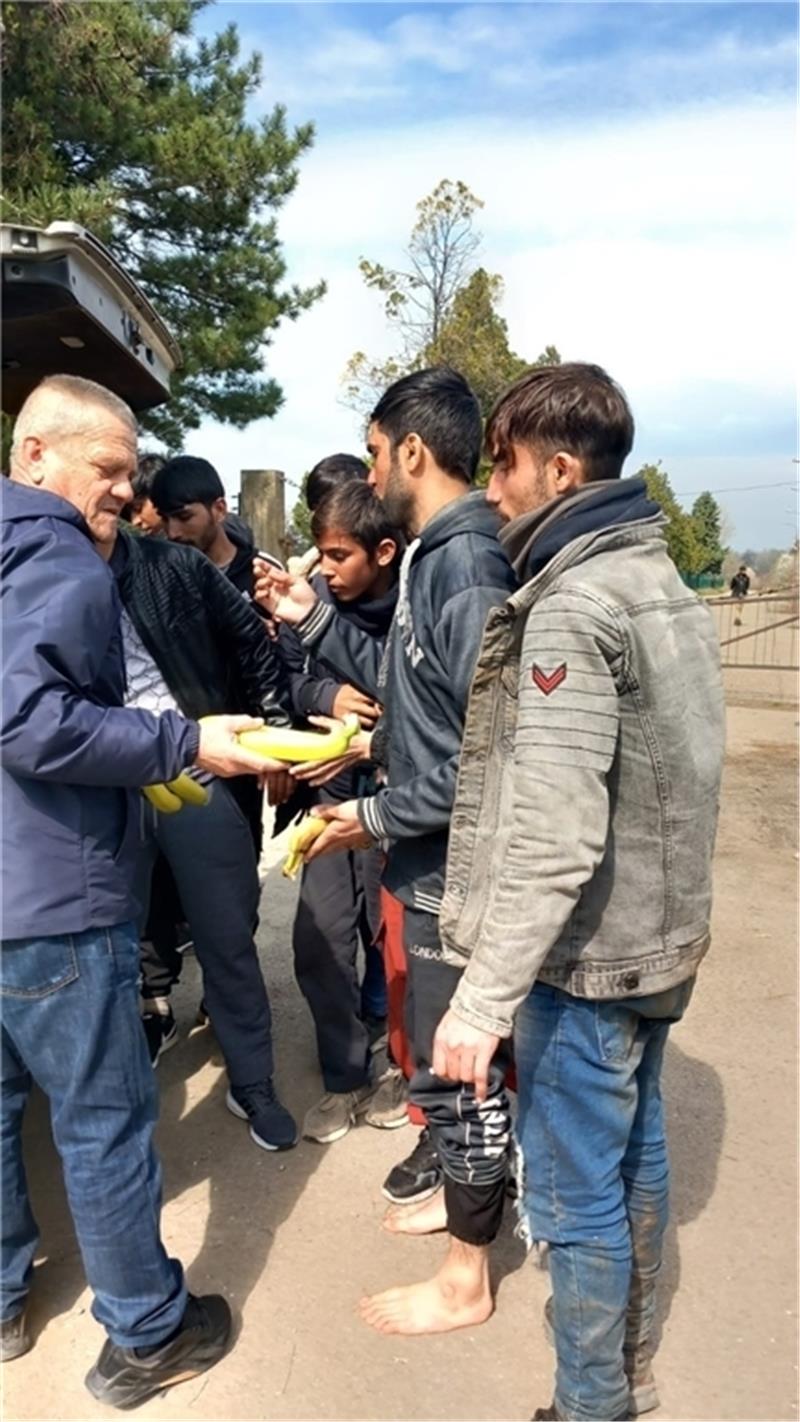 Für Menschlichkeit und Würde an den EU-Außengrenzen: Baba Asim (links) versorgt hungernde Flüchtlinge mit dem Nötigsten.