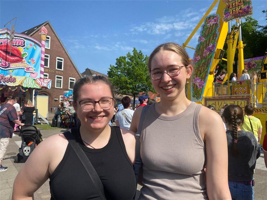 Für Mia Antonczak und Nora Hagelstein sind die Fahrgeschäfte das Highlight, aber...