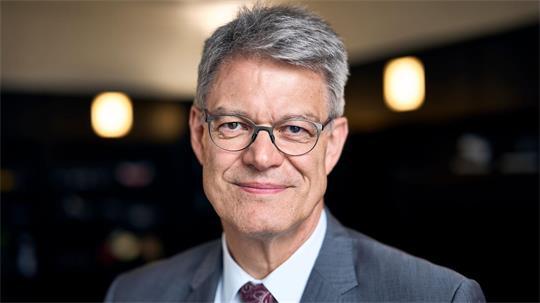 Für Minister Schnieder hängt mehr Pünktlichkeit nicht nur an Investitionen. (Archivbild)