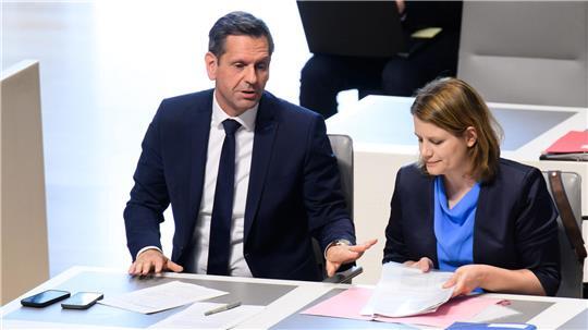 Für Ministerpräsident Olaf Lies (SPD) und seine Stellvertreterin Julia Willie Hamburg (Grüne) wird es politisch enger: Laut Umfrage hätte Rot-Grün derzeit keine Mehrheit mehr im Landtag. (Archivbild)