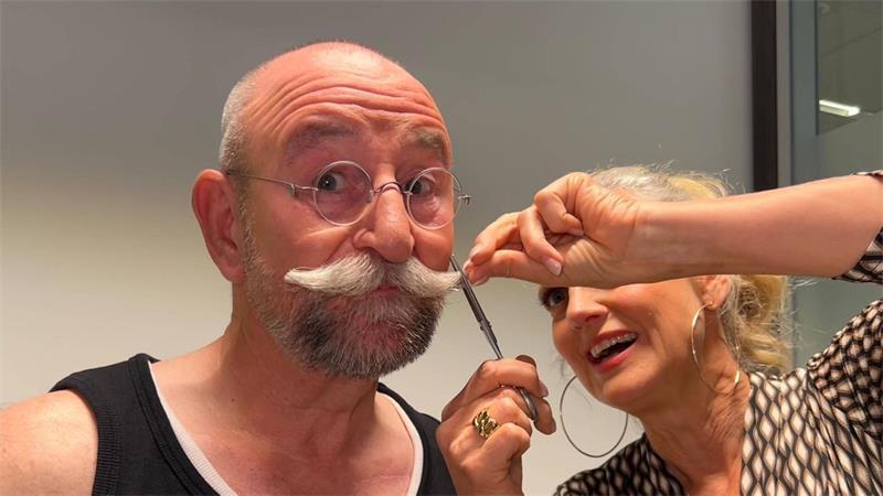 Lichter: „Ich war bereit, meinen Schnurrbart zu opfern“ Für Moderatorin Barbara Schöneberger (r) hat sich Horst Lichter den Bart stutzen lassen. (Handout)
