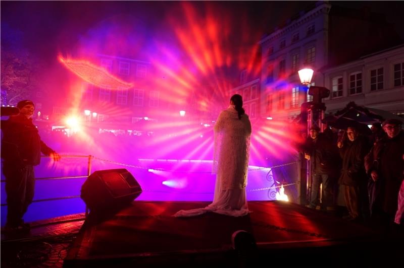Arien und Abenteuer: Das ist los bei der „Langen Nacht“ in Stade Für Opernsängerin Oksana Ratkovska wird der Fischmarkt zur mystisch beleuchteten Bühne. Die Museen und Kunstgalerien in Stade öffnen ihre Türen bei freiem Eintritt und es gibt Lesungen an verschiedenen Orten.