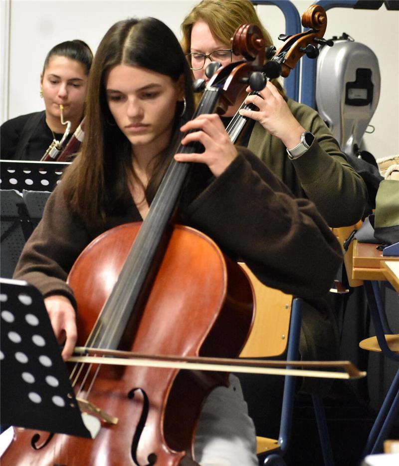 Von der Liebe zum Cello: Wenn die Musikklasse das Feuer entfacht Für Pauline Büttner sind die Proben mit dem Jugend-Sinfonie-Orchster ein guter Ausgleich zum Lernen für die Abiturprüfungen.