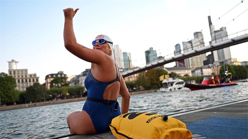 Extremschwimmerin – Durch Main und Rhein gegen das Ertrinken Für Pohl bedeutet der niedrige Wasserstand im Rhein vor allem weniger Strömung.
