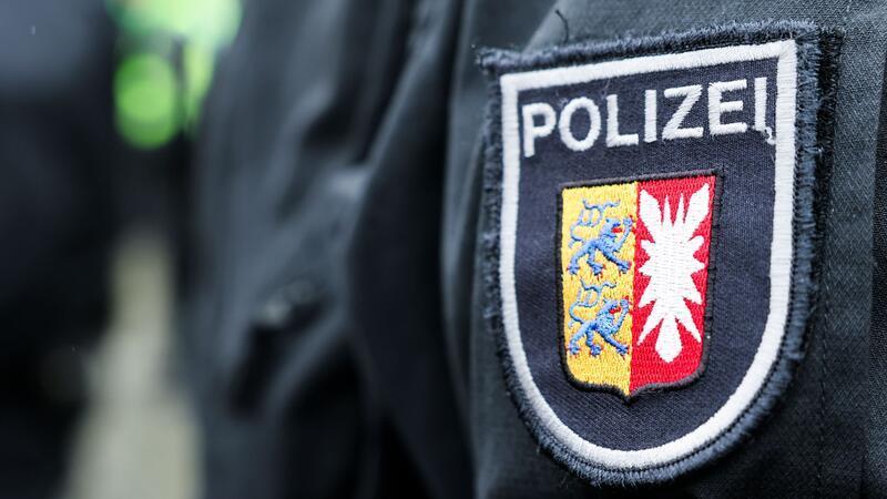 Für Polizisten in Schleswig-Holstein gelten künftig lockerere Regeln für Tätowierungen. (Symbolbild)