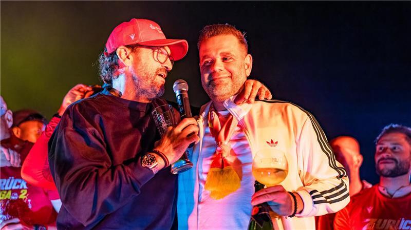 Für Präsident Sebastian Lemke (r) und Trainer Claus-Dieter Wollitz ist der Aufstieg der Höhepunkt einer langen Reise.