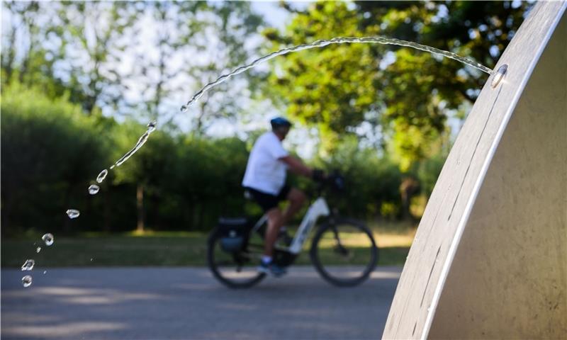 Für Radler und Pilger des Mönchwegs: Wasser plätschert aus einem öffentlichen Trinkwasserspender. Foto: Julian Stratenschulte/dpa