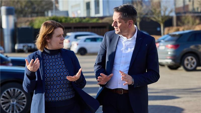 Für Regierungschef Lies und seine Stellvertreterin Hamburg ist die Einführung der Tablets eines der größten Projekte in diesem Jahr. (Archivbild)