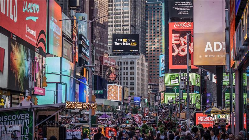 Für Reisen in die USA (im Bild: der New Yorker Times Square) müssen sich Urlauber vorher um eine ESTA kümmern.