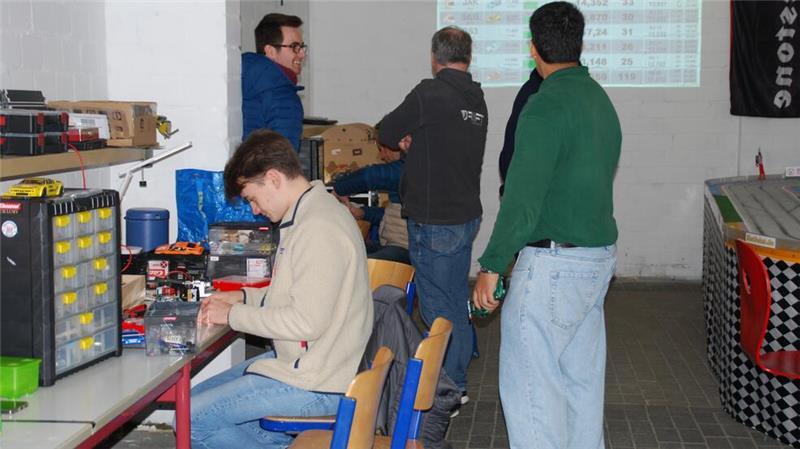 Für Reparatur und Tunig gibt es zehn Schrauberplätze.