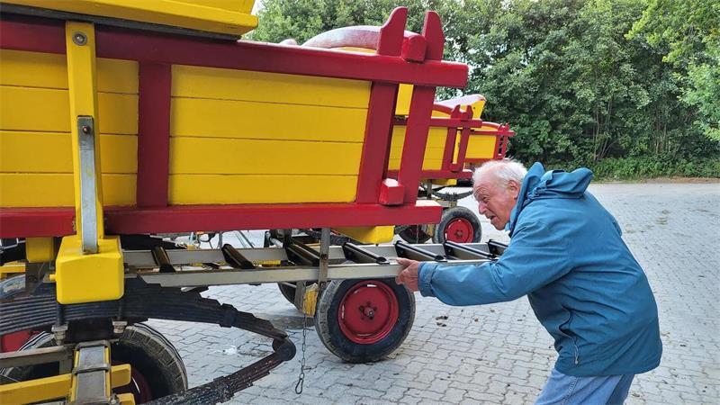 Ältester Wattwagenfahrer: Mit Richard Mangels unterwegs nach Neuwerk Für Richard Mangels ist Wattwagenfahren gelebte Leidenschaft - auch wenn die Vor- und Nachbereitungen an Land ihm mittlerweile nicht mehr so leicht von der Hand gehen, wie er sagt.