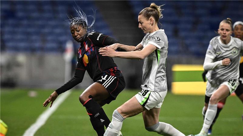 Für Sarai Linder (r) und die anderen Wolfsburger Fußballerinnen ist die Champions-League-Saison beendet. 