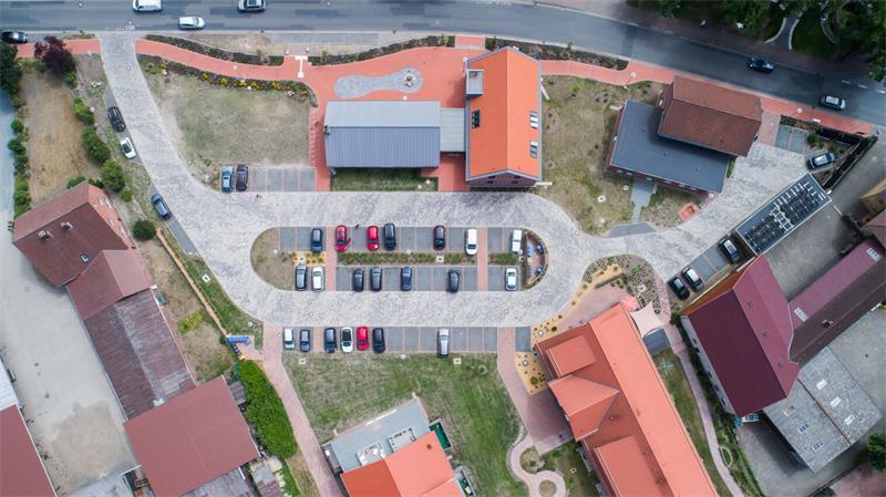 Für Satellitenbilder gibt es bislang keine feste Routine zum Unkenntlichmachen. Betroffene können die Aufnahme aber über Google Maps als Problem melden.