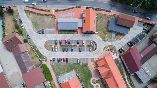 Für Satellitenbilder gibt es bislang keine feste Routine zum Unkenntlichmachen. Betroffene können die Aufnahme aber über Google Maps als Problem melden.