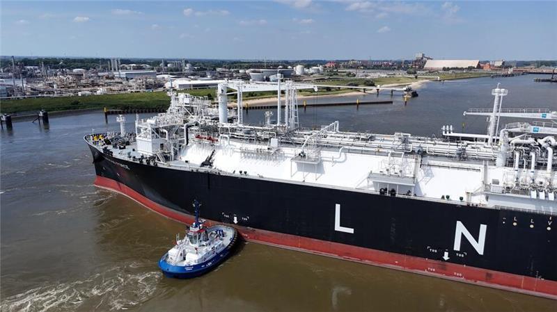 Verzögerungen beim Stader LNG-Terminal: Bundesbetrieb äußert sich Für Schlickarbeiten musste die „Energos Force“ immer mal wieder im Bützflether Hafen bewegt werden. (Archivbild)