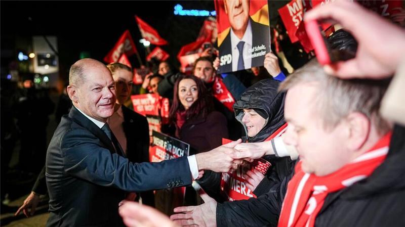 Für Scholz gilt das TV-Duell als eine der letzten Chancen, in den Umfragen Boden gut zu machen.