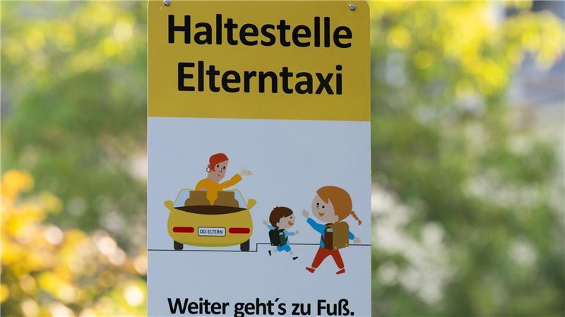 Für Schulen sind die „Elterntaxis“ oft eine Herausforderung. (Archivbild)