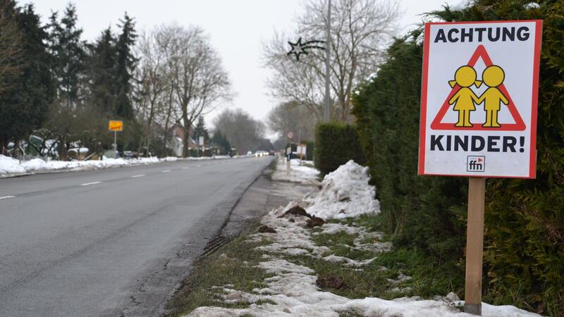 Kind in Drochtersen verunglückt: Hätte der Unfall verhindert werden können? Für Schulkinder fehlt auf der nördlichen Seite der L111 in Barnkrug ein ordentlicher Fußweg. Warnschilder können hier nur ein Appell sein.