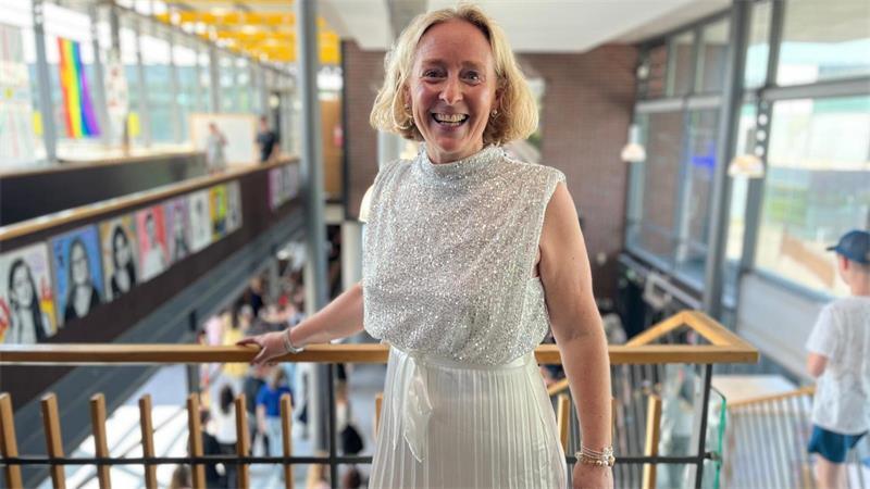 Zukunft im Blick: Apenser Realschulabsolventen haben klare Pläne Für Schulleiterin Silvia Holtfreter ist es ein ganz besonderer Abschied: Als Klassenlehrerin entlässt sie ihre letzte eigene 10. Klasse.