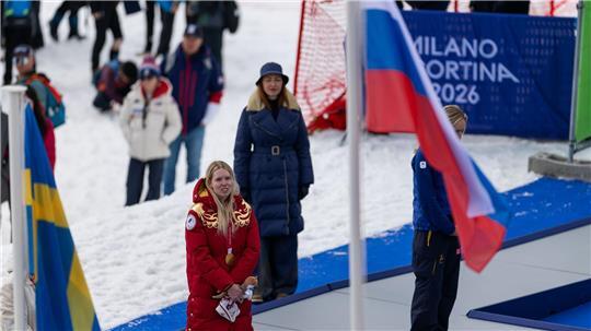 Für Siegerin Warwara Worontschichina weht die russische Fahne bei den Paralympics.
