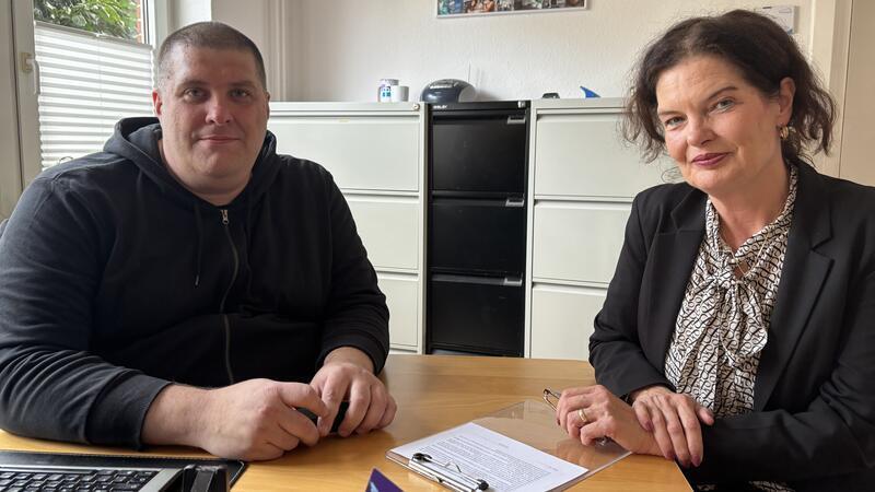 Nach Jahren der sozialen Isolation: Er hat sich ins Leben zurückgekämpft Für Sozialarbeiterin Andrea Klefke-Bieder ist Andreas Klotz ein Alltagsheld.