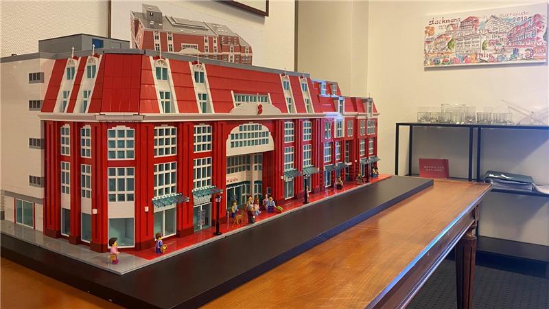 Für Stackmann hat Peter Ragosch ein Lego-Modell vom Buxtehuder Modehaus geschaffen