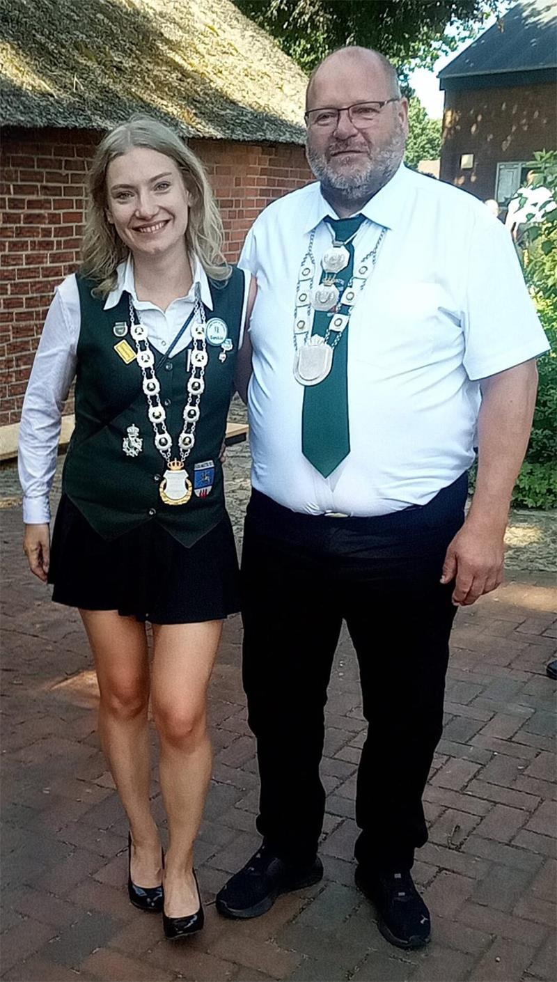 Die kuriosesten Schützenfest-Momente 2026 im Kreis Stade Für Torsten Zühlsdorff ist die dritte Amtszeit als Schützenkönig eine besondere. Er regiert gemeinsam mit Tochter Saskia das Schützenvolk in Düdenbüttel.