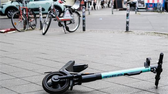 Für Unfälle mit E-Scootern sollen neue Haftungsregeln gelten. (Archivfoto)